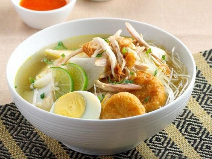 Soto banjar merupakan kuliner lebaran yang mengeyangkan dan menyegarkan untuk disantap saat jamuan makan.