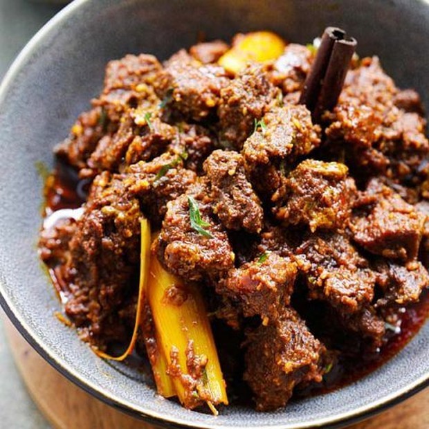 Rendang merupakan kuliner lebaran yang umum dijumpai sebagai jamuan makan ketika lebaran.