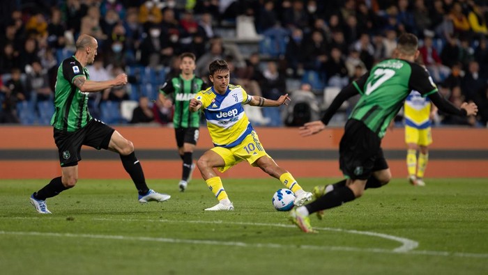 REGGIO NELLEMILIA, ITALY - APRIL 25: Paulo Dybala of Juventus in action during the Serie A match between US Sassuolo and Juventus at Mapei Stadium - Citta del Tricolore on April 25, 2022 in Reggio nellEmilia, Italy. (Photo by Emmanuele Ciancaglini/Getty Images)