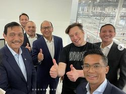 Gaya Elon Musk Pakai Kaus Saat Jumpa Luhut cs, Bikin Salfok