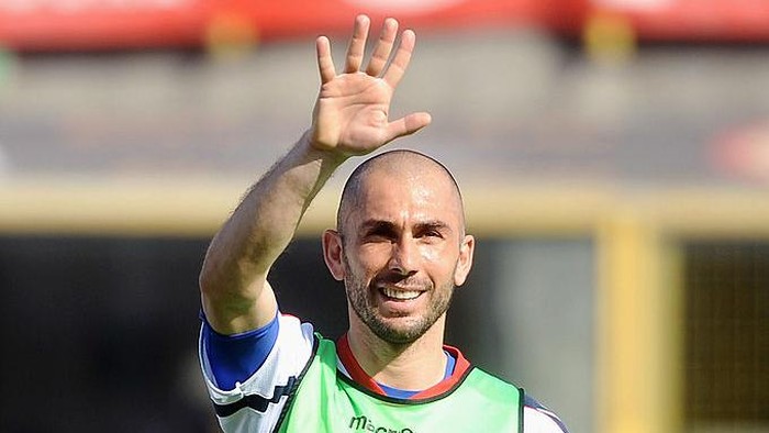 BOLOGNA, ITALY - MARCH 18: Marco Di Vaio of Bologna FC gestures before the beginning of the Serie A match between Bologna FC and AC Chievo Verona at Stadio Renato Dall'Ara on March 18, 2012 in Bologna, Italy.  (Photo by Mario Carlini / Iguana Press/Getty Images)