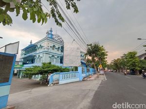 Sejuknya Beribadah di Masjid Biru Al Mubarok Kota Blitar