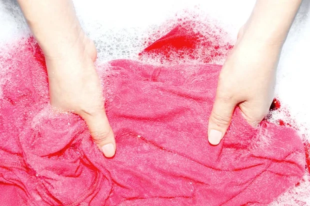 Jangan menyikat atau mengucak jika terdapat noda di baju gamis berpayet