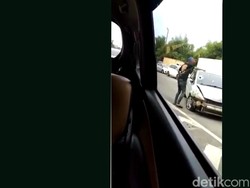 Dramatis! Detik-detik Polisi Tangkap Maling Spesialis Pecah Kaca di Tol