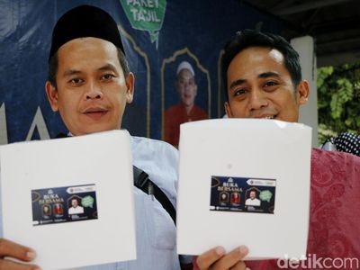 Momen Warga Pondok Cabe Berbagi 1.000 Paket Bukber