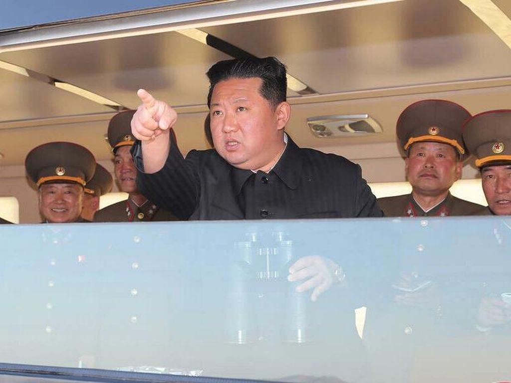 Kim Jong-un Kelabakan, Kasus COVID-19 di Korut Menyebar Seperti Api Kim Jong-un Kelabakan, Kasus COVID-19 di Korut Menyebar Seperti Api
