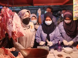 Bupati Mojokerto Gelar Pemeriksaan Daging di Pasar agar Aman Dikonsumsi