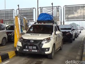 H-6 Lebaran, Antrean Pemudik Mulai Terlihat di Exit Tol Cikatama