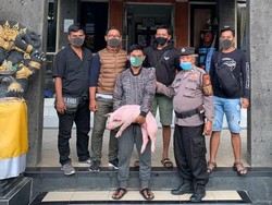 Gegara Mencuri, Pemuda Ini Dihukum Sesi Foto Sambil Gendong Babi