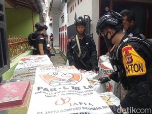 Polisi Gerebek Gudang Berisi Jutaan Petasan di Tasikmalaya Polisi Gerebek Gudang Berisi Jutaan Petasan di Tasikmalaya