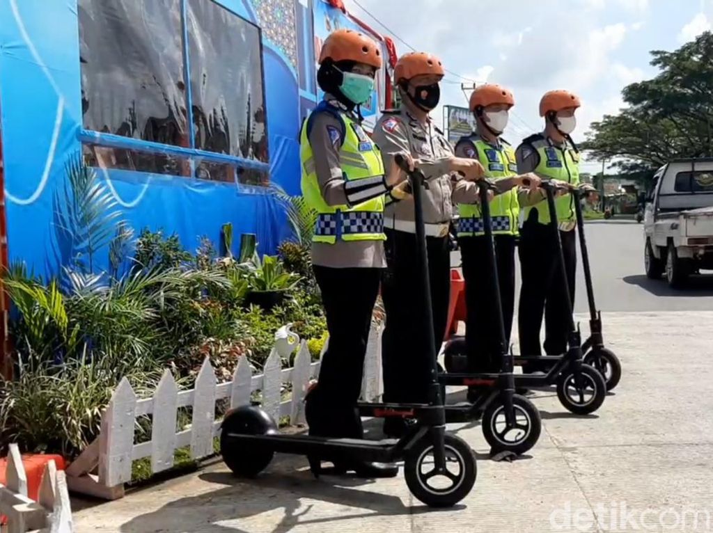 Polisi Wara-wiri Pakai Skuter di Jalur Mudik Tasikmalaya