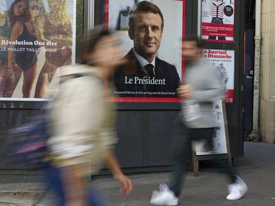 Potret Kemenangan Macron dalam Bingkai Surat Kabar di Prancis