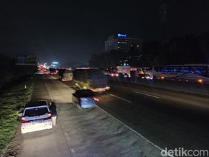 Hindari Terik Matahari, Pemudik Ini Pilih Jalan Malam