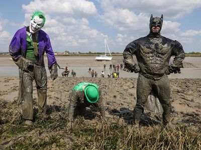 Saat Joker dan Batman Seru-seruan Ikut Balap Lumpur di Inggris