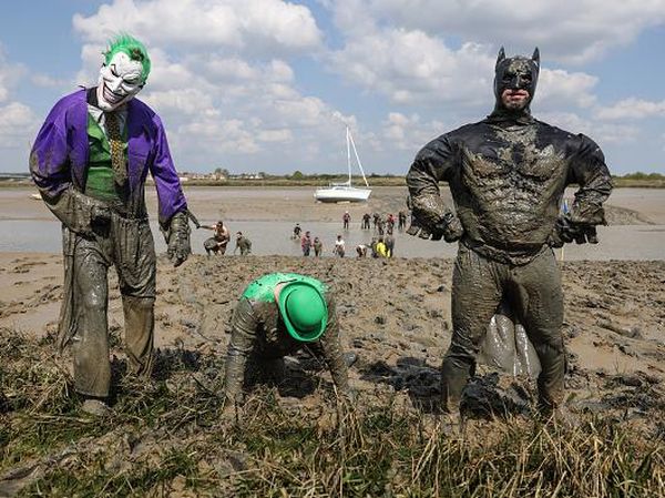 Saat Joker dan Batman Seru-seruan Ikut Balap Lumpur di Inggris