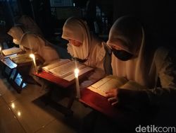 Khusyuknya Para Santri Khataman Al-Quran dengan Penerangan Lilin di Solo