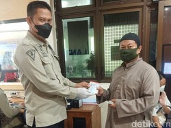 Ngaji Saat Antre Ujian Praktik, Pria di Tulungagung Diganjar SIM Gratis