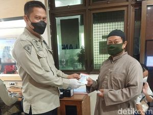 Ngaji Saat Antre Ujian Praktik, Pria di Tulungagung Diganjar SIM Gratis Ngaji Saat Antre Ujian Praktik, Pria di Tulungagung Diganjar SIM Gratis