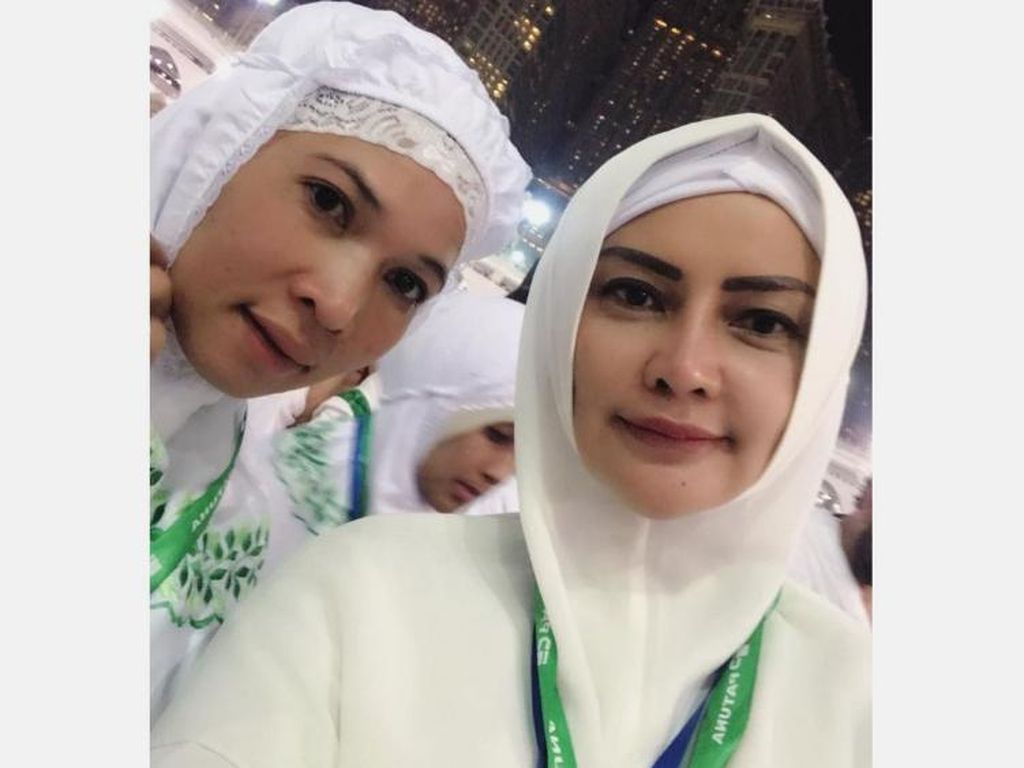 Sisca Mellyana Bicara Soal Kehebohan Foto Hijab Sedang Umrah Sisca Mellyana Bicara Soal Kehebohan Foto Hijab Sedang Umrah