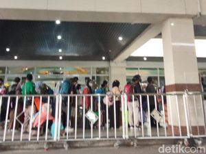 Penumpukan dan Penjualan Tiket Kapal di Tanjung Perak Jadi Bahan Evaluasi Penumpukan dan Penjualan Tiket Kapal di Tanjung Perak Jadi Bahan Evaluasi