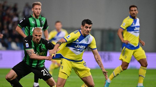 Soccer Football - Serie A - U.S. Sassuolo v Juventus - Mapei Stadium - Citta del Tricolore, Reggio Emilia, Italy - April 25, 2022  Sassuolo's Vlad Chiriches in action with Juventus' Alvaro Morata REUTERS/Alberto Lingria