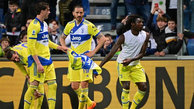 Soccer Football - Serie A - U.S. Sassuolo v Juventus - Mapei Stadium - Citta del Tricolore, Reggio Emilia, Italy - April 25, 2022  Juventus' Moise Kean celebrates scoring their second goal with Dusan Vlahovic, Leonardo Bonucci and Adrien Rabiot REUTERS/Alberto Lingria