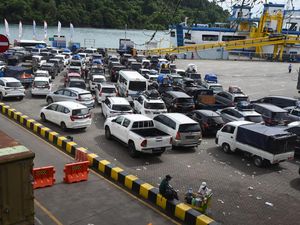 Polisi: Derasnya Pemudik dari DKI Tak Sebanding Aktivitas Kapal di Merak Polisi: Derasnya Pemudik dari DKI Tak Sebanding Aktivitas Kapal di Merak