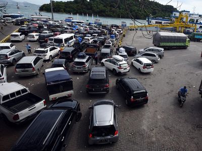 Suasana Arus Mudik di Pelabuhan Merak Makin Ramai