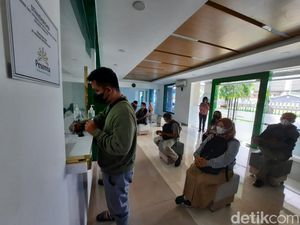 Jelang Lebaran, Warga Gunungkidul Ramai-ramai Tebus Perhiasan di Pegadaian Jelang Lebaran, Warga Gunungkidul Ramai-ramai Tebus Perhiasan di Pegadaian