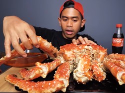 Gokil! Tanboy Kun Mukbang King Crab Seharga Rp 6,5 Juta