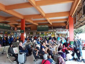 Terminal Bus Kampung Rambutan Mulai Ramai Pemudik, Begini Suasananya