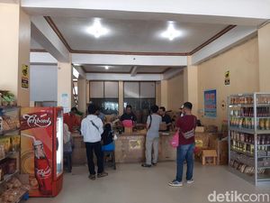 Pemudik Berburu Oleh-oleh di Kendari, Kacang Mete Jadi Incaran