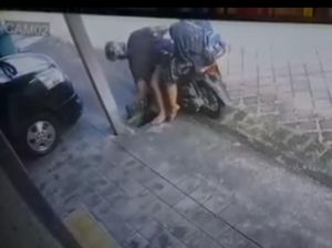 Viral, Pemotor Curi Besi Penutup Gorong-gorong di Kerobokan Badung Viral, Pemotor Curi Besi Penutup Gorong-gorong di Kerobokan Badung