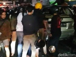 Innova di Malang Diamuk Warga Gegara Tabrak 3 Motor-1 Mobil