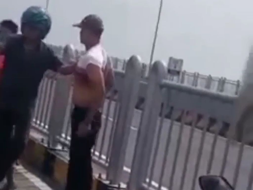 Pelaku Curanmor Ceburkan Diri dari Suramadu Ternyata Ditangkap Korban Sendiri Pelaku Curanmor Ceburkan Diri dari Suramadu Ternyata Ditangkap Korban Sendiri