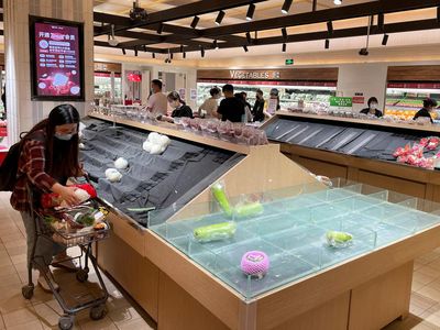 Warga Beijing Panic Buying, Rak di Supermarket Jadi Kosong Melompong