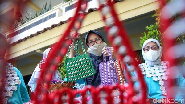 Wow! Kerajinan Keren Ini dari Sampah Plastik Lho...