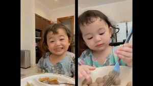 10 Potret Gemas Thania Putri Onsu Saat Mukbang Bakmi hingga Bakso