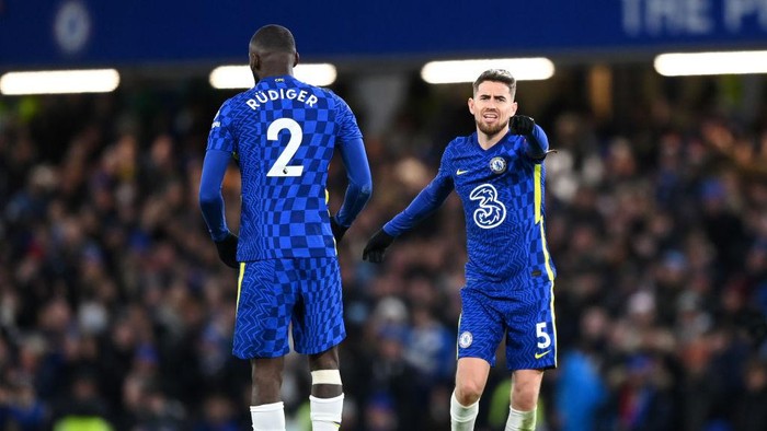 LONDON, ENGLAND - NOVEMBER 28: Jorginho of Chelsea celebrates with Antonio Ruediger after scoring their sides first goal from the penalty spot during the Premier League match between Chelsea and Manchester United at Stamford Bridge on November 28, 2021 in London, England. (Photo by Shaun Botterill/Getty Images )
