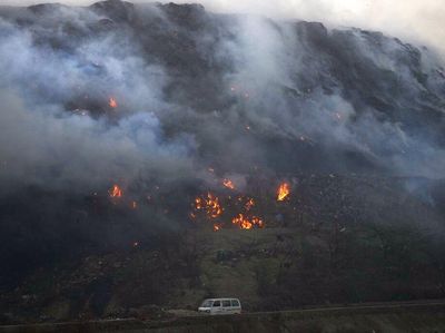 Gunungan Sampah Setinggi 17 Lantai di India Terbakar Hebat