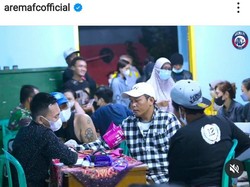 Aremania Gelar Vaksinasi Agar Bisa Masuk Stadion pada Suatu Hari Nanti