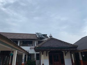 Atap Kelas SDN Pancoranmas 3 Depok Ambruk, Untung Saja Tak Timpa Murid