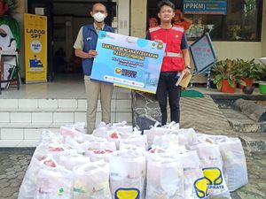 Brantas Abipraya Bagikan Sembako ke Korban Kebakaran Pasar Gembrong