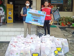 Brantas Abipraya Bagikan Sembako ke Korban Kebakaran Pasar Gembrong