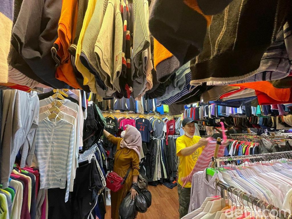 Jelang Lebaran, Bursa Baju Bekas di Pasar Senen Makin Semarak