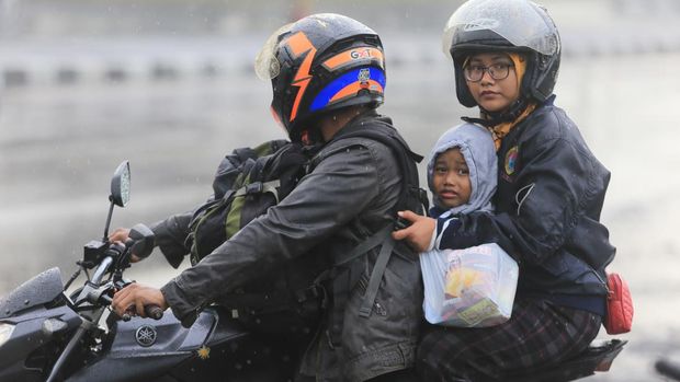 Pemudik menerobos hujan saat melintas di jalur Pantura, Widasari, Indramayu, Jawa Barat, Rabu (27/4/2022). Badan Meteorologi Klimatologi dan Geofisika (BMKG) mengimbau pemudik untuk tetap waspada terhadap perubahan cuaca, potensi hujan lebat dan angin kencang wilayah Pantai Utara Jawa. ANTARA FOTO/Dedhez Anggara/rwa.
