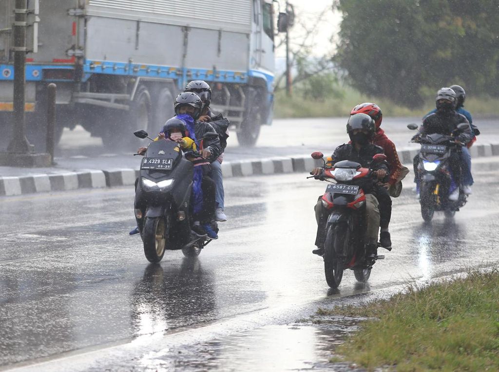 Salah Kaprah Naik Motor Lagi Hujan Malah Pakai Sandal Jepit