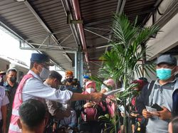 Tinjau Stasiun Senen, Menhub Imbau Pemudik Atur Waktu agar Stasiun Tak Penuh