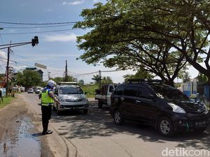Pelabuhan Merak Padat, Polisi Berlakukan Buka Tutup di Jalur Cikuasa Bawah Pelabuhan Merak Padat, Polisi Berlakukan Buka Tutup di Jalur Cikuasa Bawah