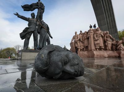 Monumen Era Soviet di Kyiv Dipenggal Gegara Invasi Rusia
